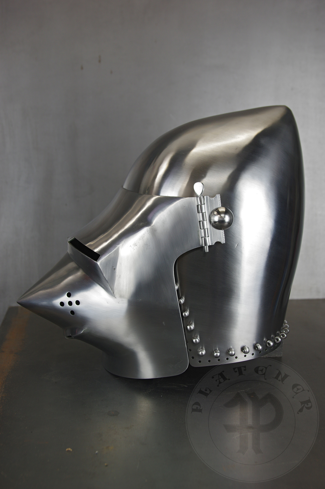 Helmet inspired by the Lyle bascinet from Royal Armouries in Leeds, formerly part of Churburg armoury. Material: 2 mm steel with 0,3 % carbon. Heat treatment: hardened and tempered up to 34 HRC. Weight 4,220 kg / Przybica starszego typu tzw. psi pysk wzorowana na oryginale z Royal Armouries w Leeds, poprzednio cz zbrojowni w Churburgu. Materia: stal 2 mm o zawartoci wgla 0,3%. Hartowany i odpuszczany do 34 HRC. Waga 4,220 kg.